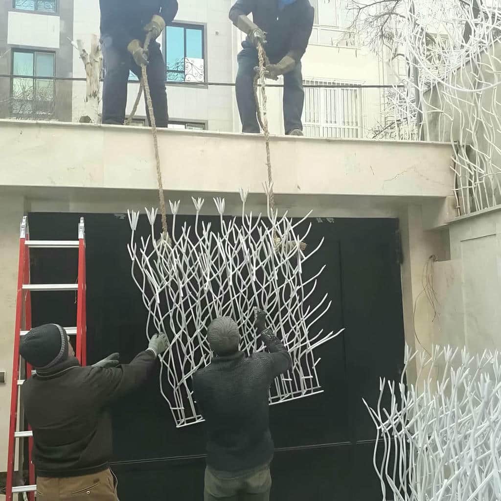حفاظ دیوار سرنیزه ای روی دیوار آجری در استان خراسان جنوبی