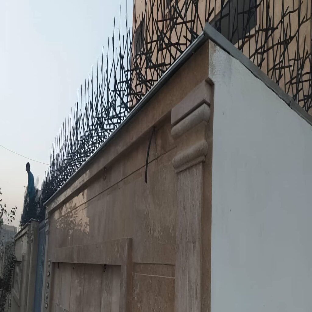 حفاظ دیوار سرنیزه ای روی دیوار ویلایی در استان تهران