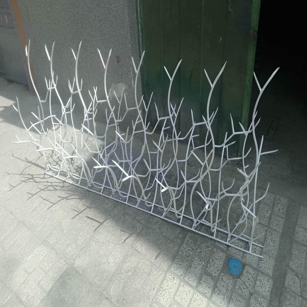 حفاظ دیوار سرنیزه ای فلزی کنار نمای آجری