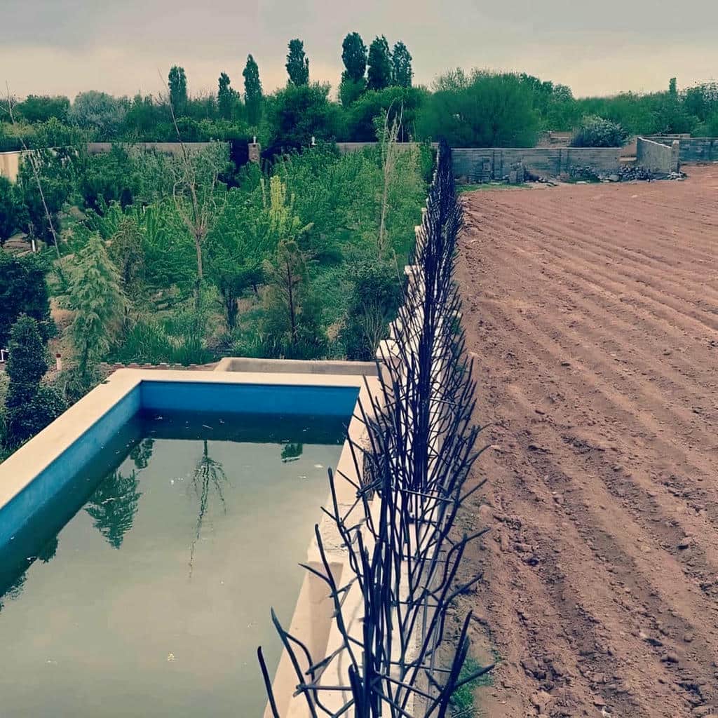 حفاظ دیوار سرنیزه ای کنار ورودی کارگاه در استان قم