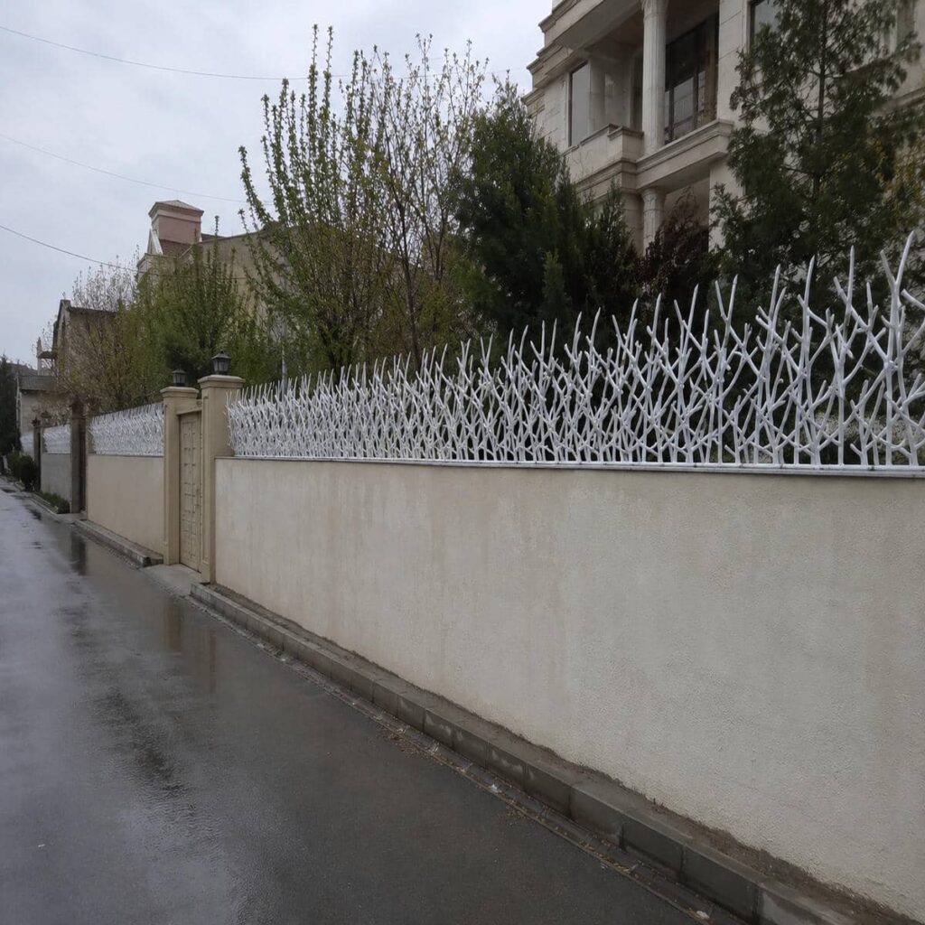 حفاظ دیوار شاخ گوزنی روی دیوار آجری محوطه