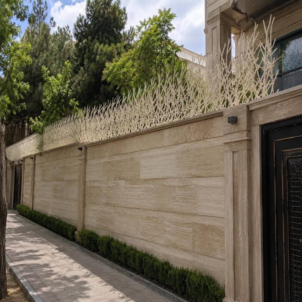 حفاظ دیوار شاخ گوزنی کنار محوطه در استان خراسان جنوبی