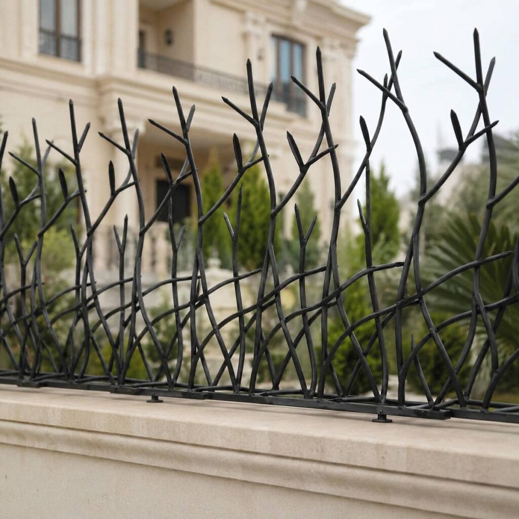 حفاظ دیوار طوسی کنار محل توقف موتورسیکلت