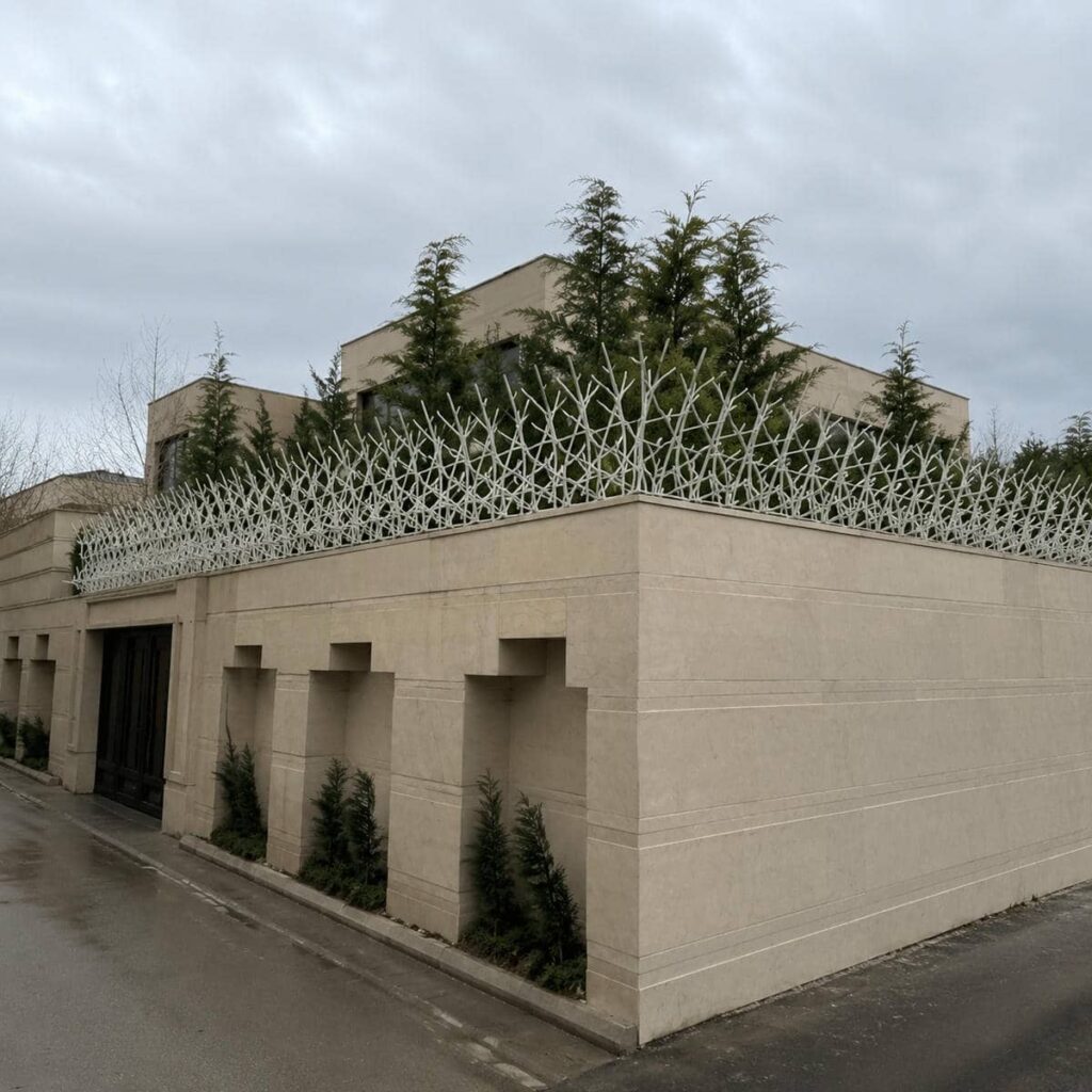حفاظ دیوار فلزی مقابل نمای سفید ویلا حفاظ دیوار فلزی مقابل نمای سفید ویلا