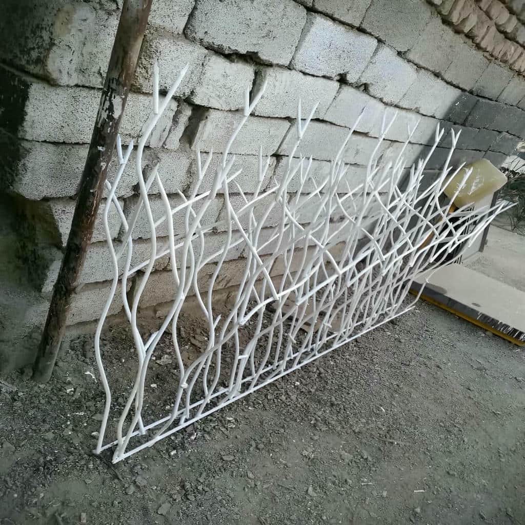 حفاظ دیوار فلزی کنار نمای ساختمان در اصفهان