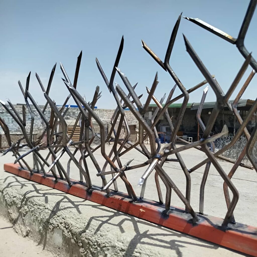 حفاظ دیوار کنار ستون آجری ورودی خانه مشهد