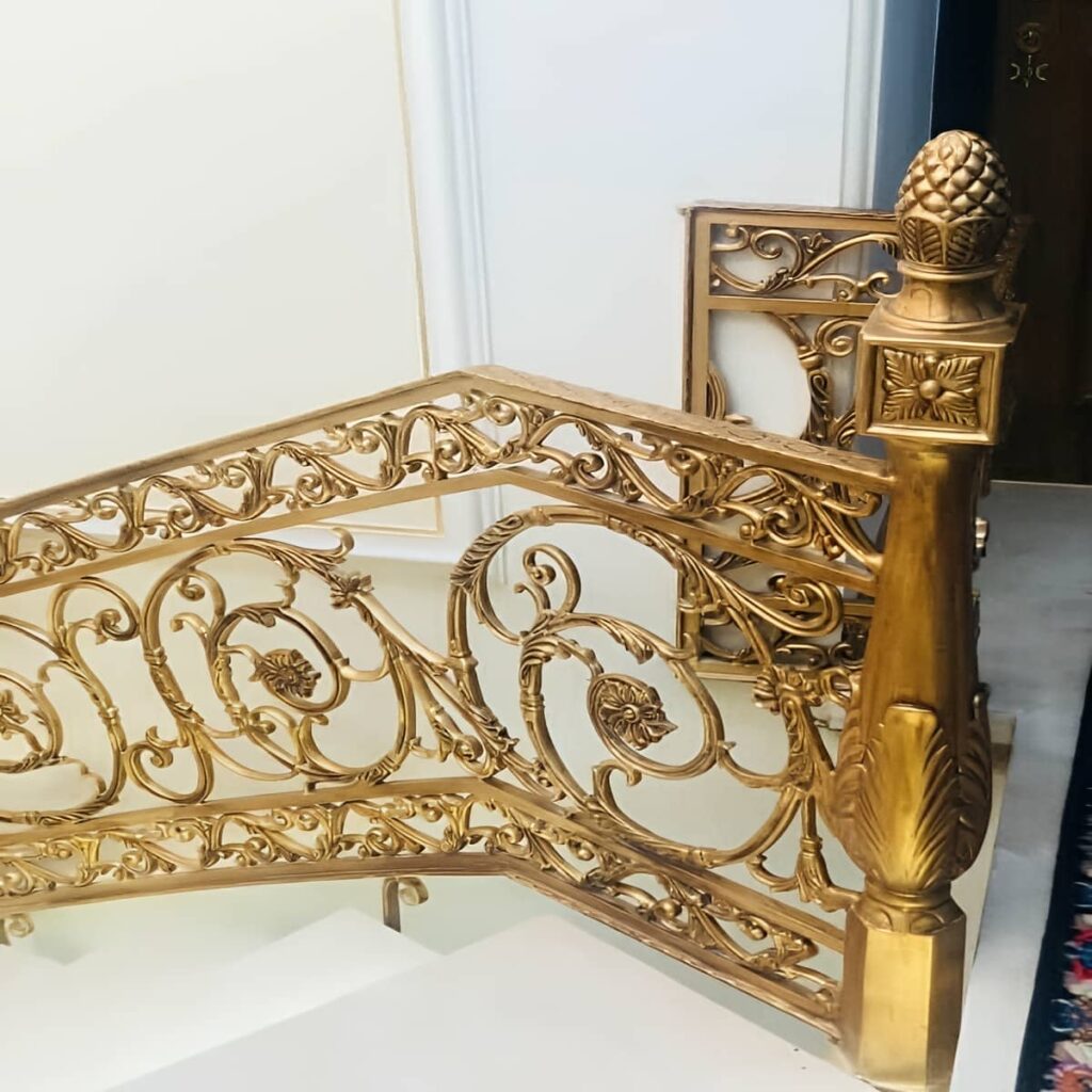 حفاظ راه پله چوبی کنار دیوار روشن