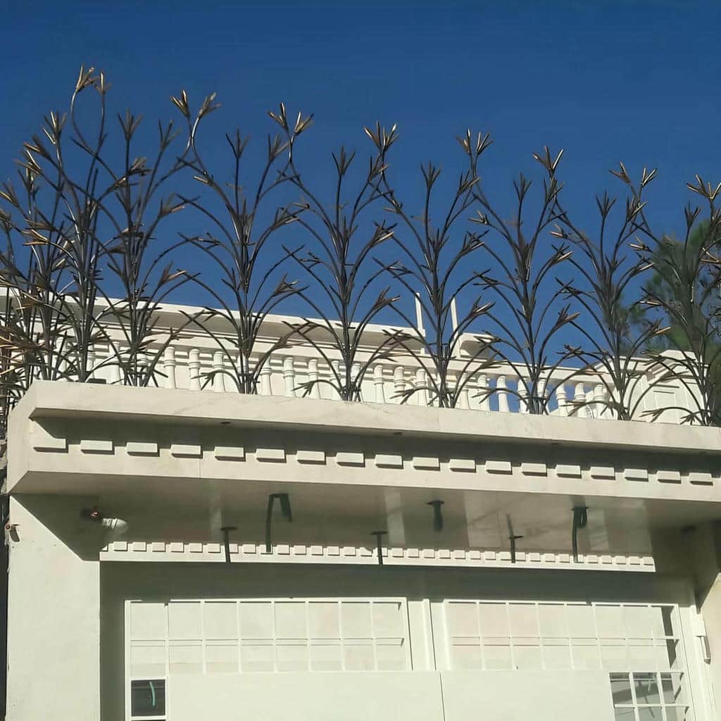 حفاظ شاخ گوزنی روی دیوار ممتد کارگاهی حفاظ شاخ گوزنی روی دیوار ممتد کارگاهی