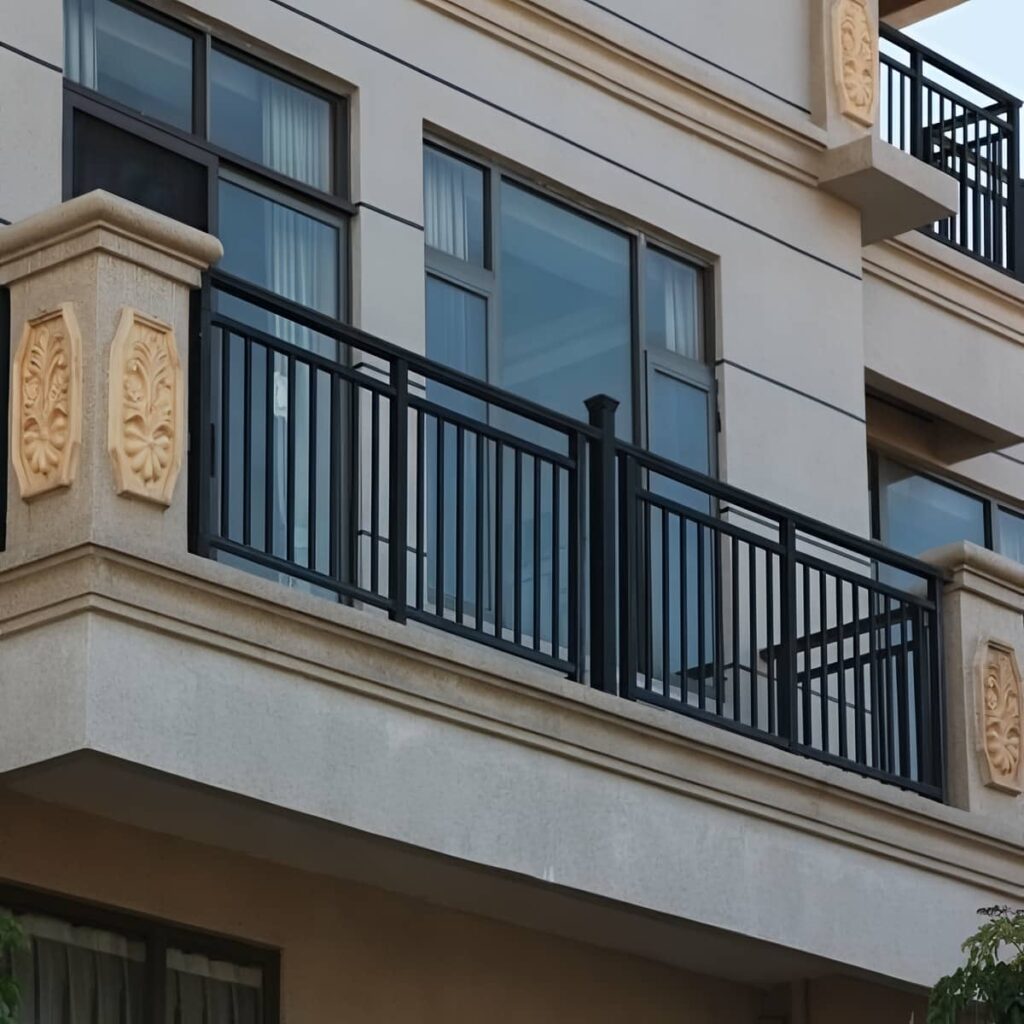 حفاظ شیشه ای منحنی مقابل نمای سنگ روشن