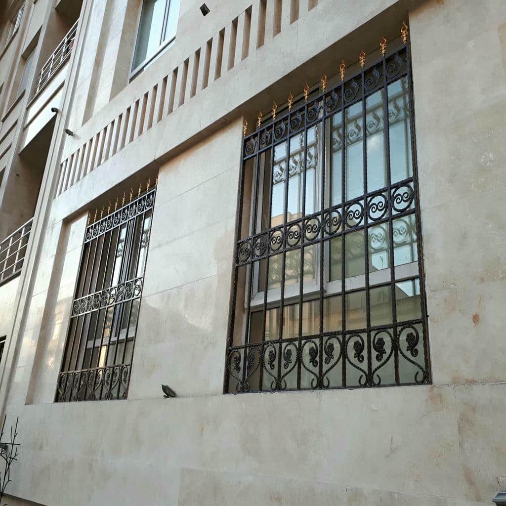حفاظ پنجره آهنی با خطوط عمودی