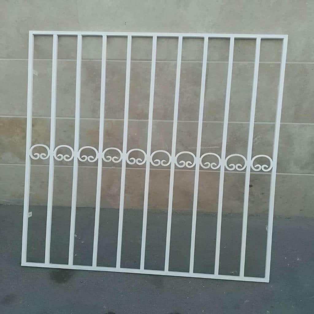 حفاظ پنجره آهنی با قاب زنگ زده در مشهد