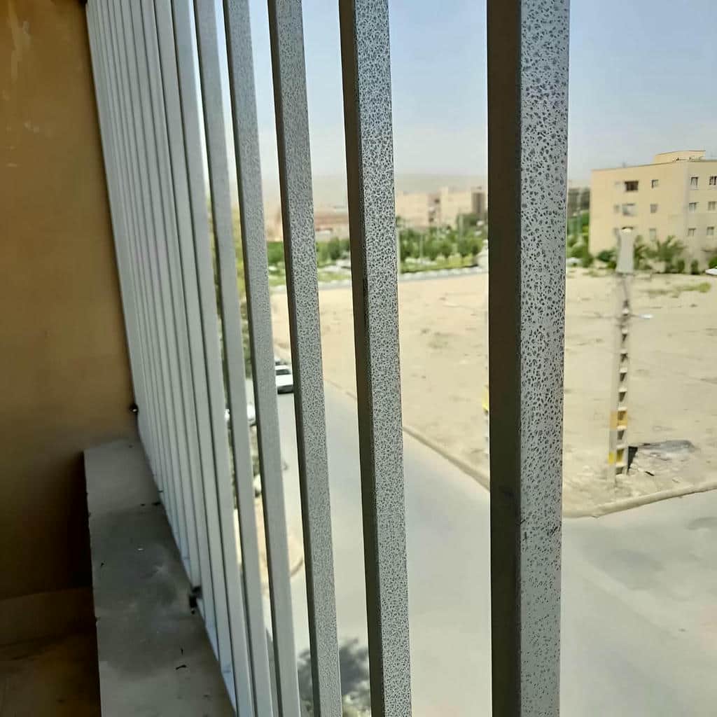 حفاظ پنجره آهنی روی قاب سنگی طبقه بالا