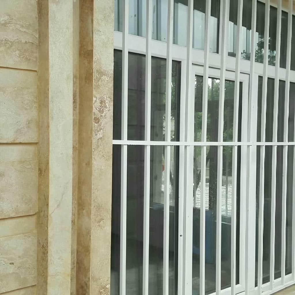 حفاظ پنجره آهنی مشکی برای نمای سنگی ساختمان