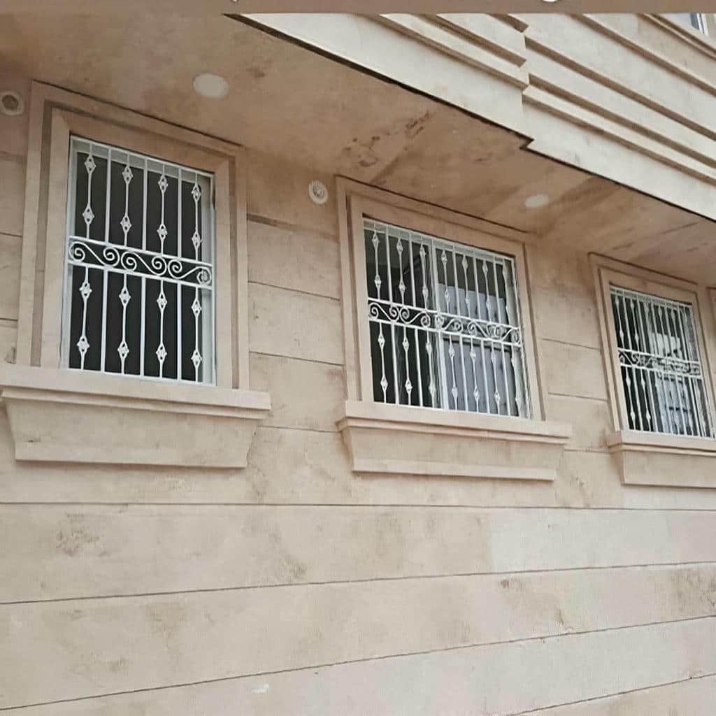 حفاظ پنجره آهنی مشکی در نمای آجری کرمانشاه