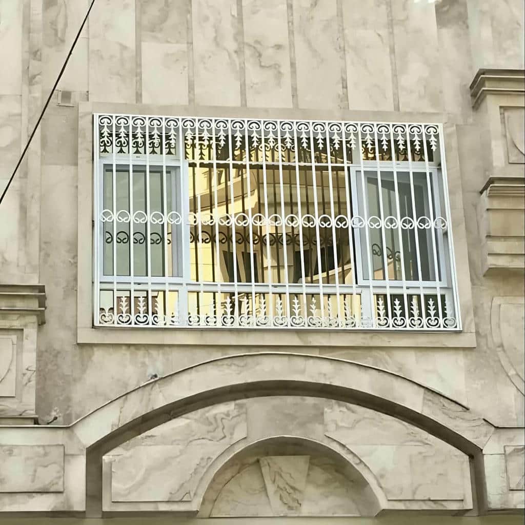 حفاظ پنجره آهنی مشکی روی نمای نوساز استان خراسان رضوی