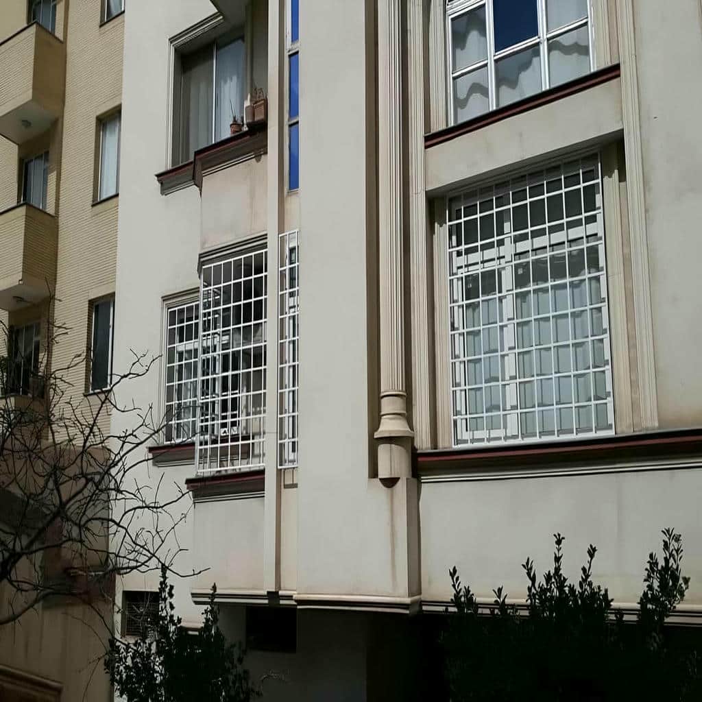 حفاظ پنجره در نمای آجری ساختمان ساری