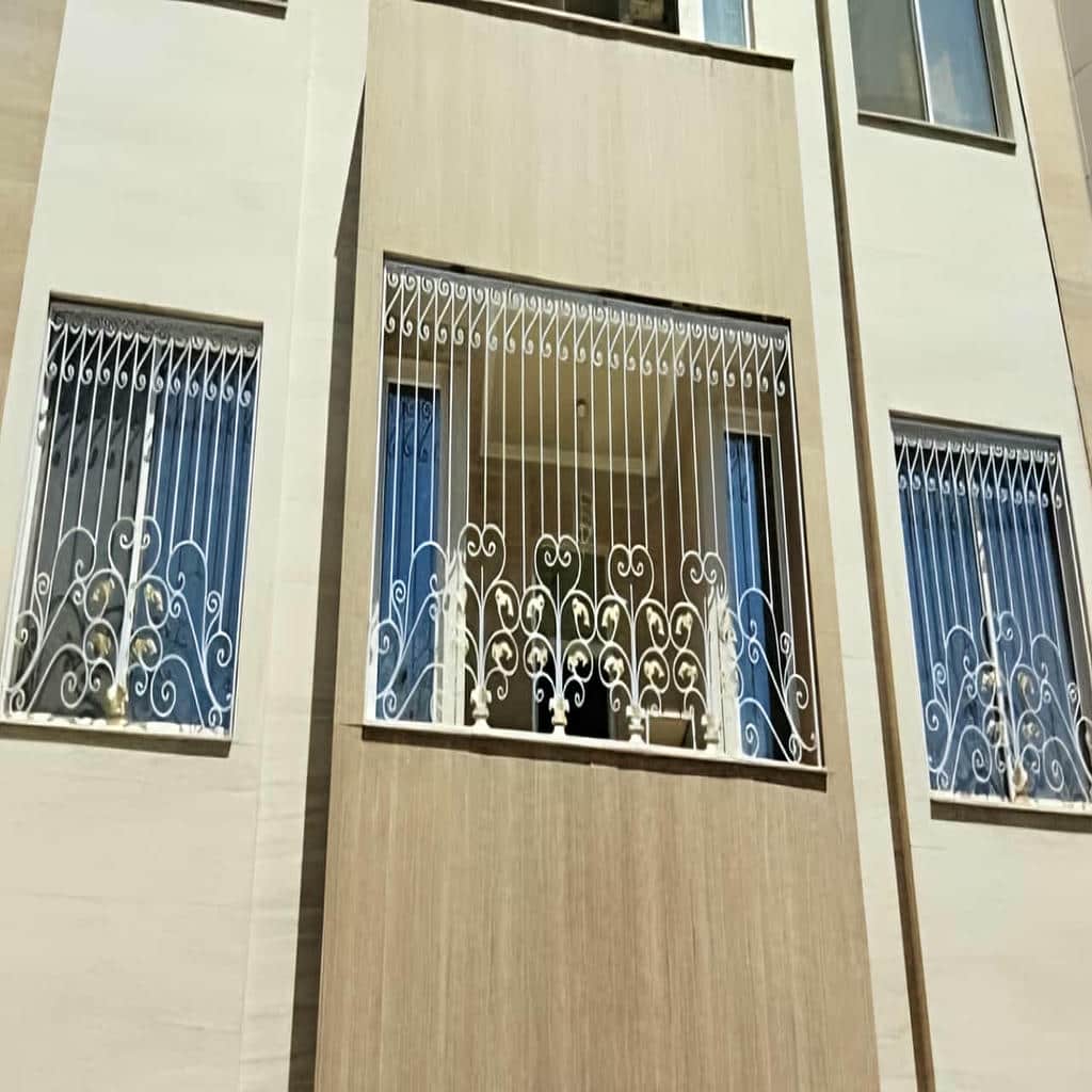 حفاظ پنجره سفارشی هماهنگ با قاب سفید در گرگان