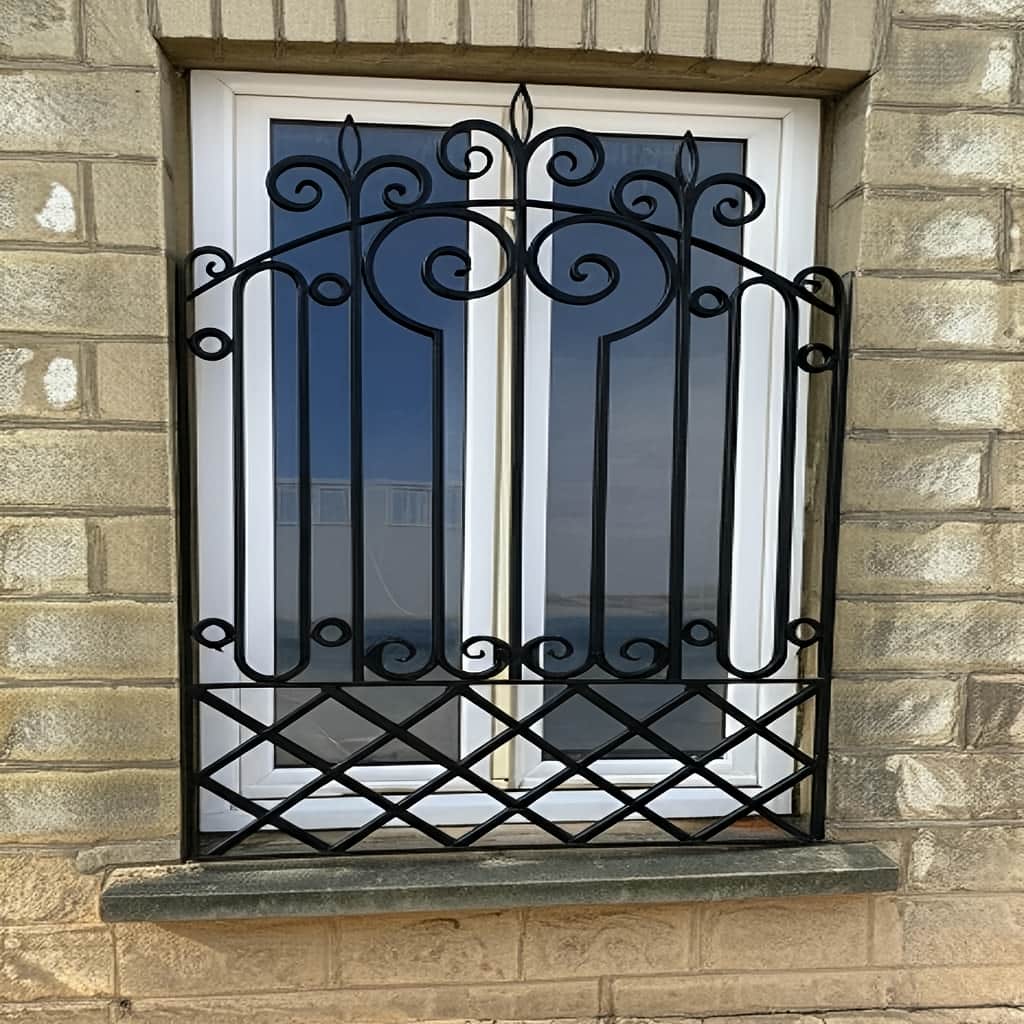 حفاظ پنجره سفید کنار پاسیو باریک در استان البرز