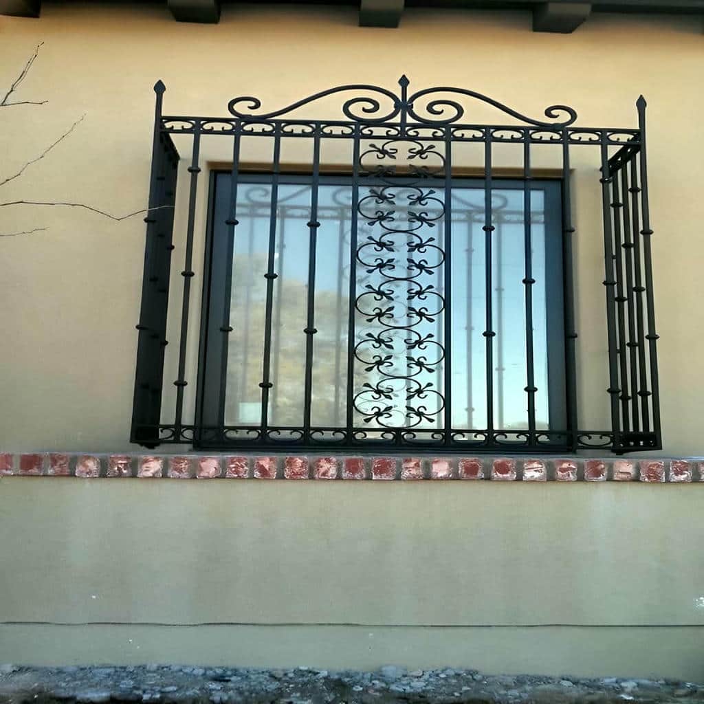 حفاظ پنجره فرفورژه با خطوط منحنی ظریف