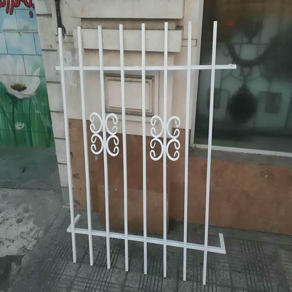 حفاظ پنجره فرفورژه با طرح گل برای نمای کلاسیک حفاظ پنجره فرفورژه با طرح گل برای نمای کلاسیک
