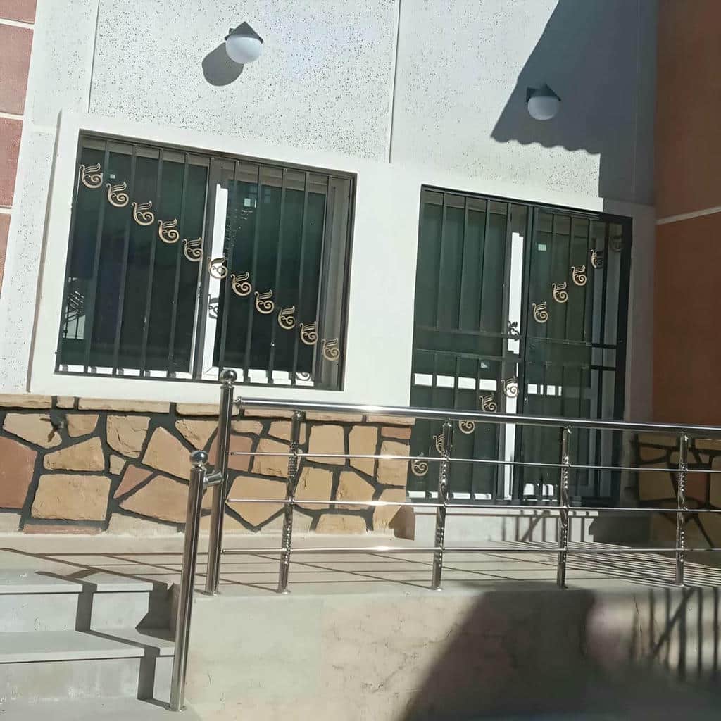 حفاظ پنجره فرفورژه هماهنگ با نمای سنگی