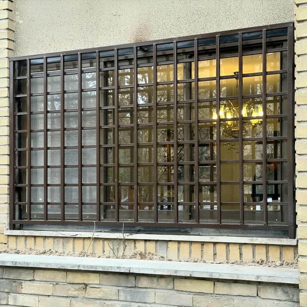 حفاظ پنجره فرفورژه هماهنگ با نمای کلاسیک اهواز