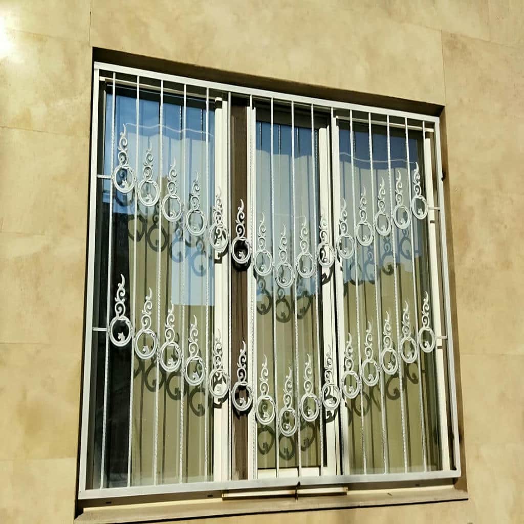 حفاظ پنجره فرفورژه هماهنگ با نمای کلاسیک حفاظ پنجره فرفورژه هماهنگ با نمای کلاسیک