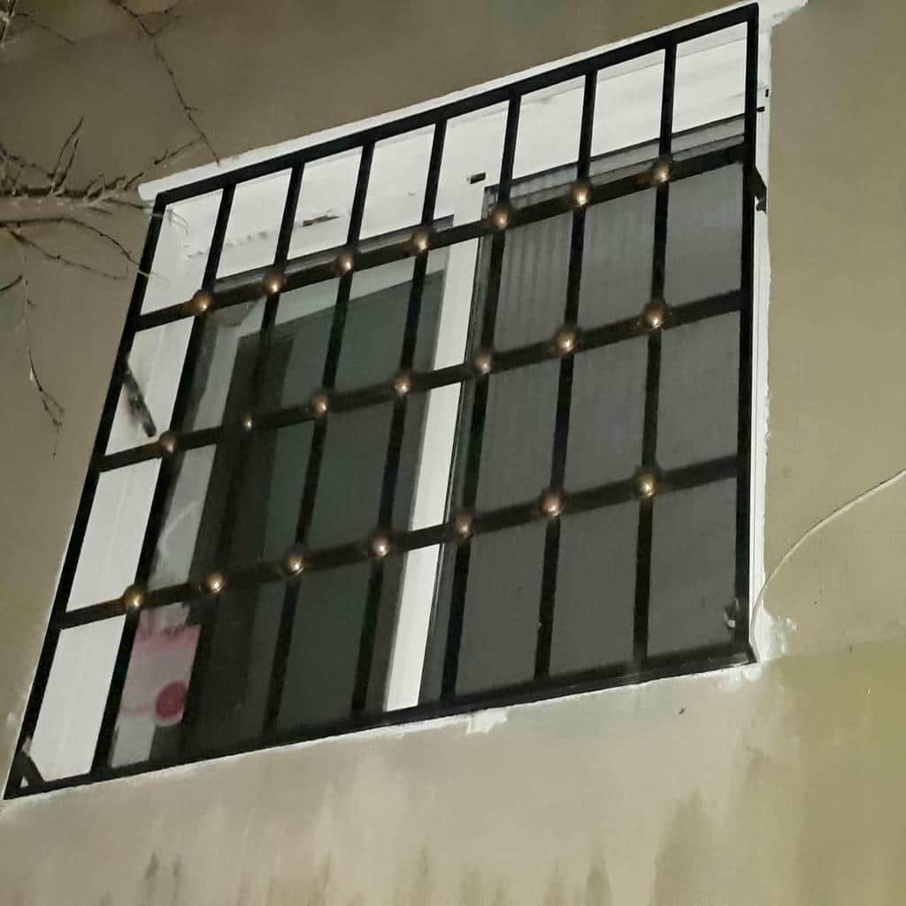 حفاظ پنجره فلزی با خطوط عمودی برای واحد مسکونی اهواز حفاظ پنجره فلزی با خطوط عمودی برای واحد مسکونی اهواز