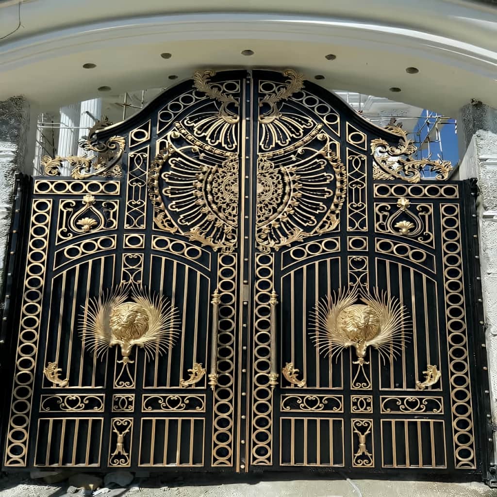 درب آهنی مشکی ورودی باغ در استان کرمان