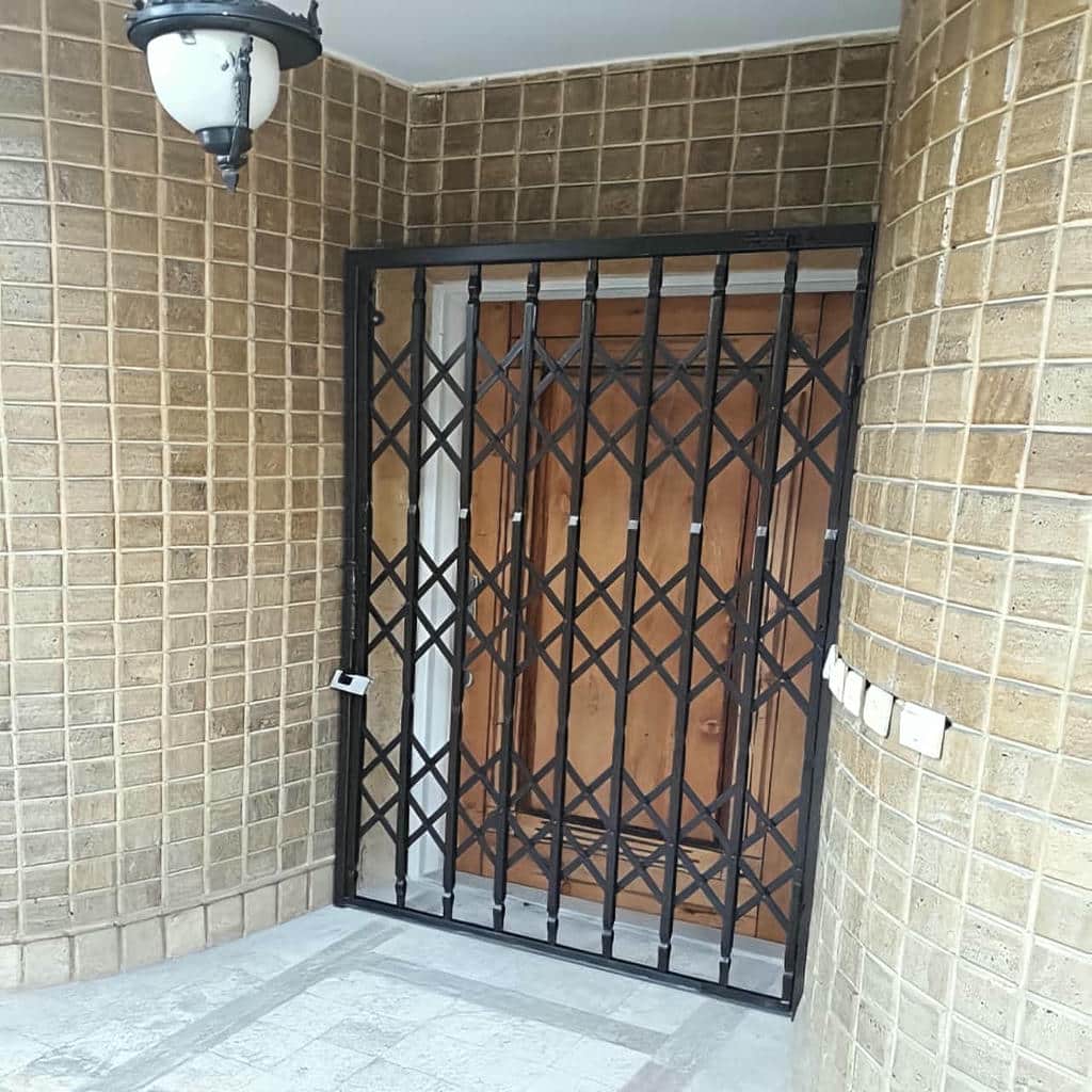 درب آکاردئونی در بیرجند کنار چارچوب ورودی درب آکاردئونی در بیرجند کنار چارچوب ورودی
