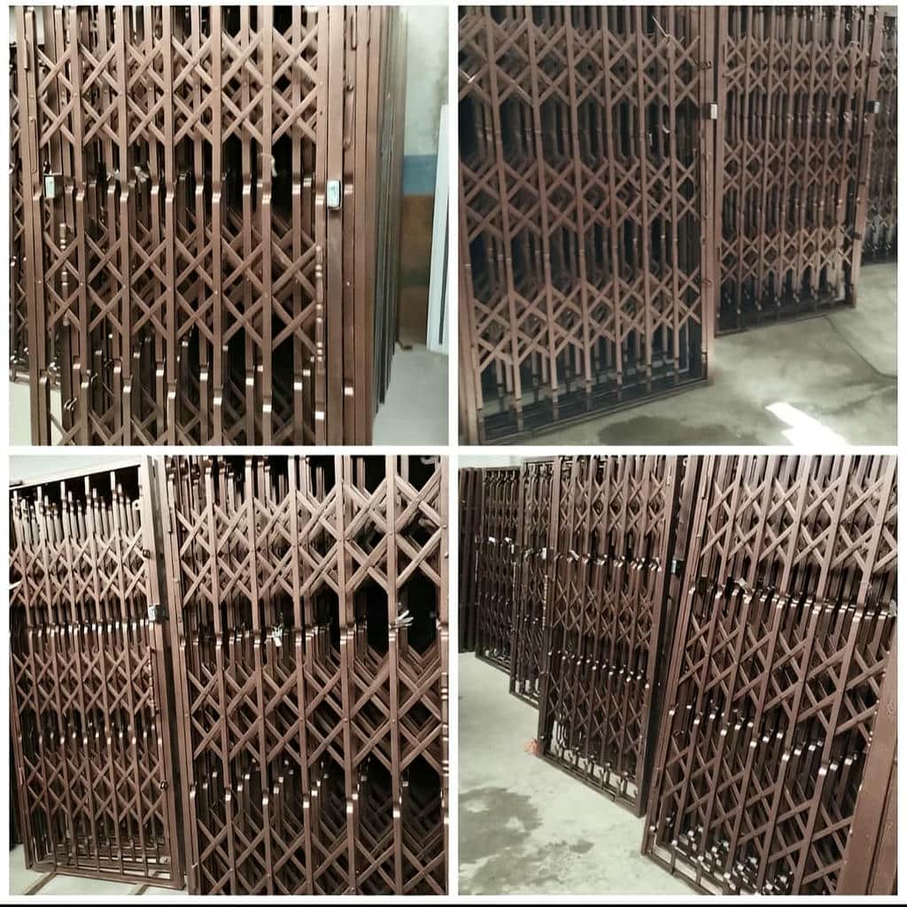 درب آکاردئونی مشکی کنار ورودی خرم آباد