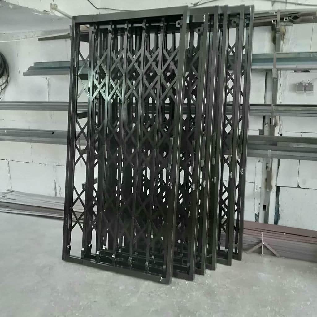 درب آکاردئونی همدان کنار چارچوب فلزی