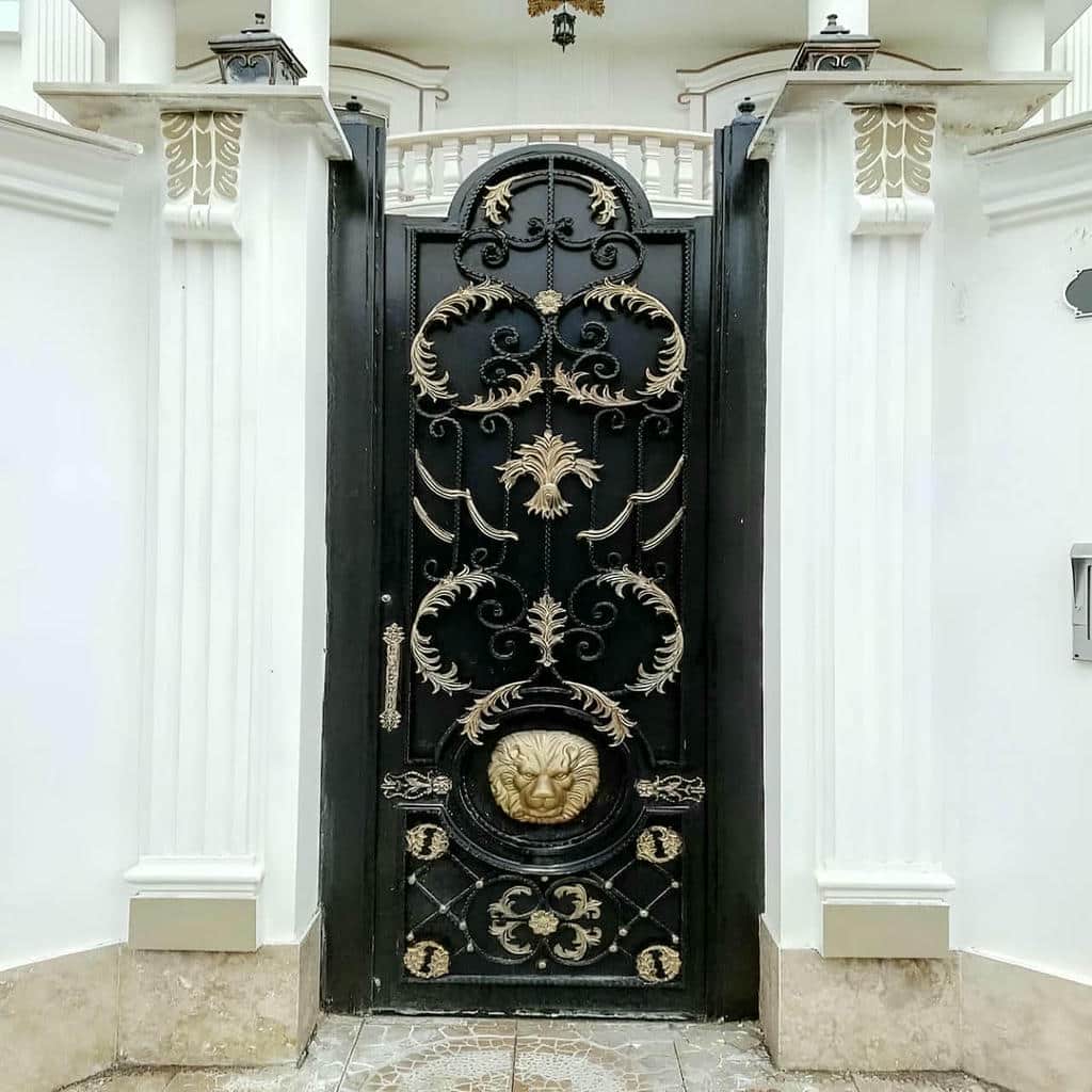 درب حیاط خاکستری پشت پیش آمدگی دیوار در استان فارس