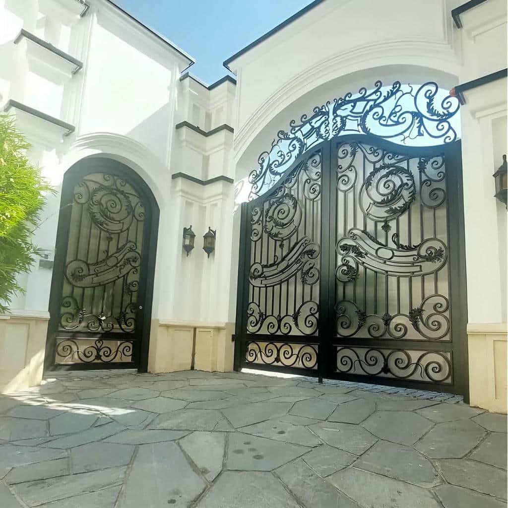 درب حیاط دولنگه ساختمان مسکونی در اصفهان
