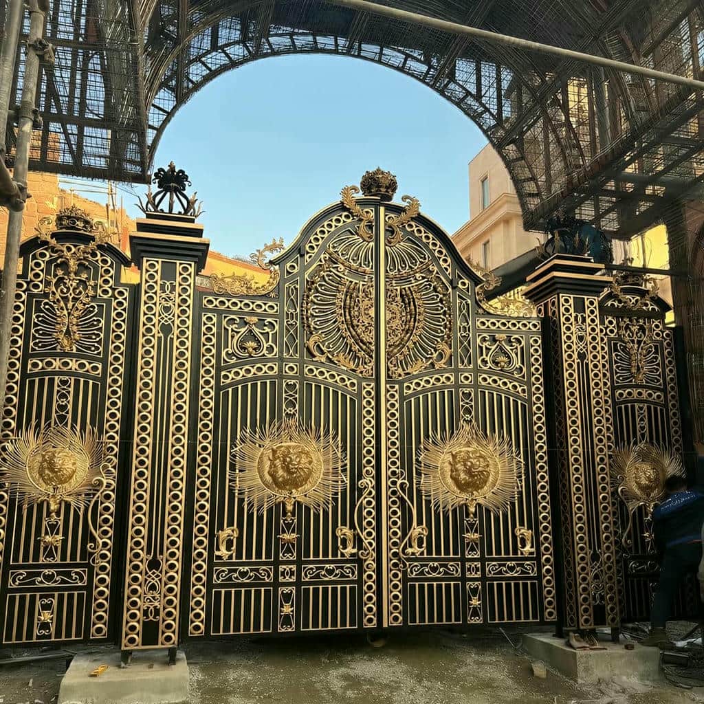درب حیاط سفارشی کنار ستون سنگی در یزد