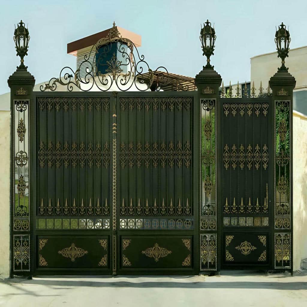 درب حیاط فلزی مشکی در ورودی ویلایی یزد