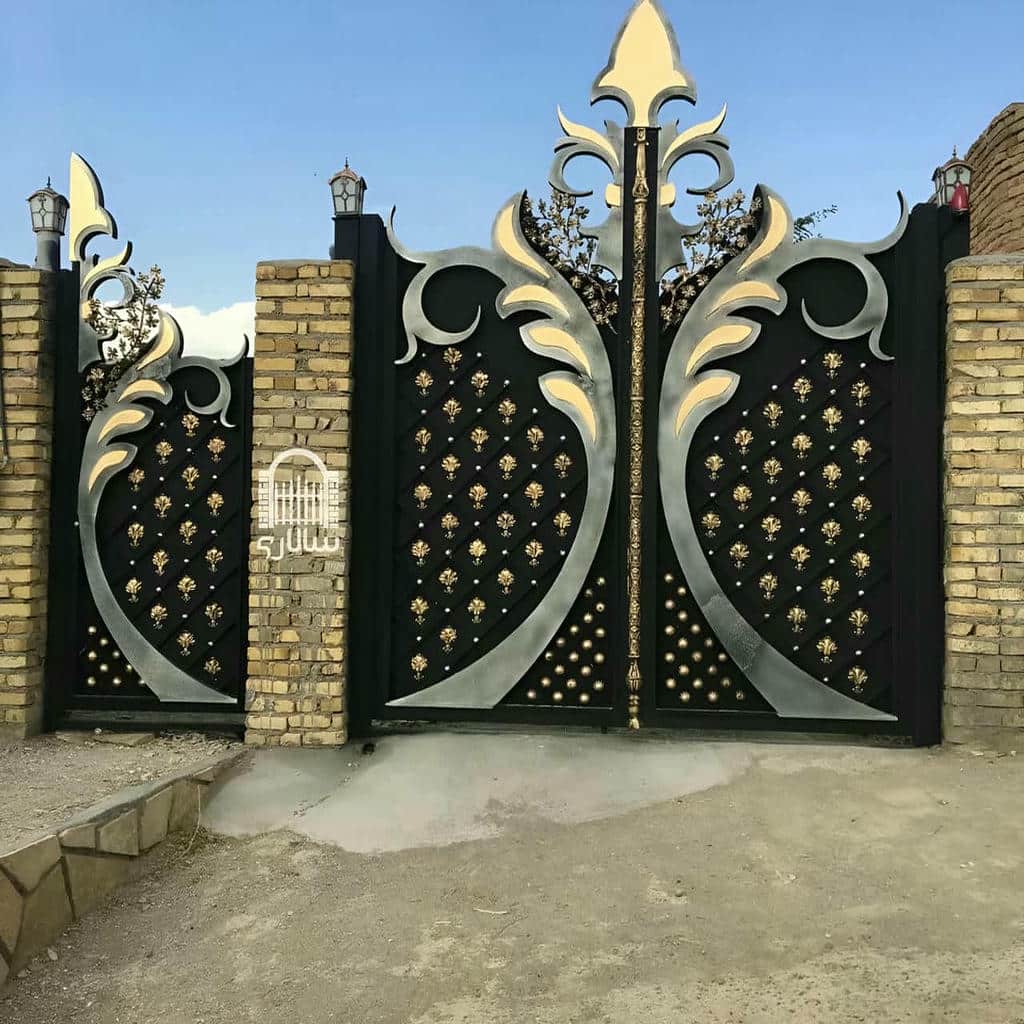 درب حیاط مینیمال سفید در استان خوزستان کنار نمای سیمانی