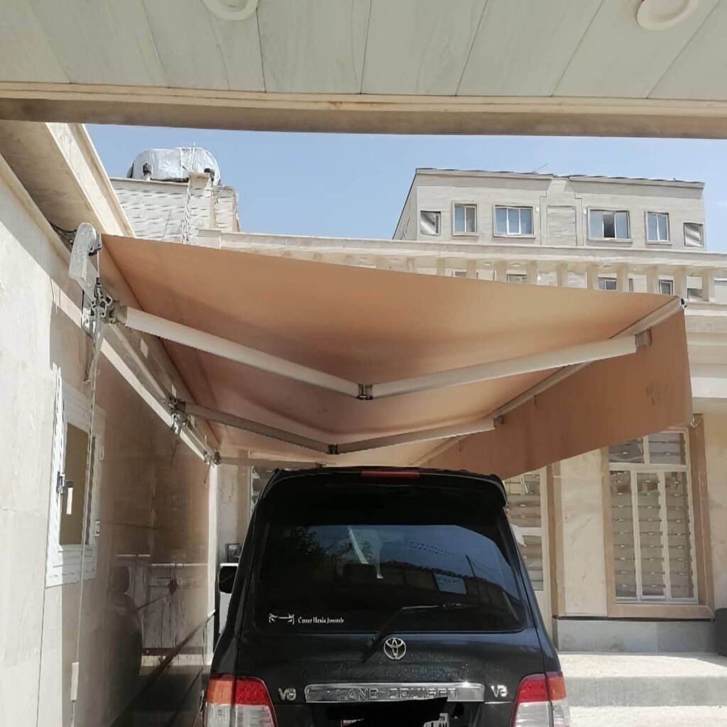 سازه بازویی جمع‌شونده با پارچه کرم برای تراس