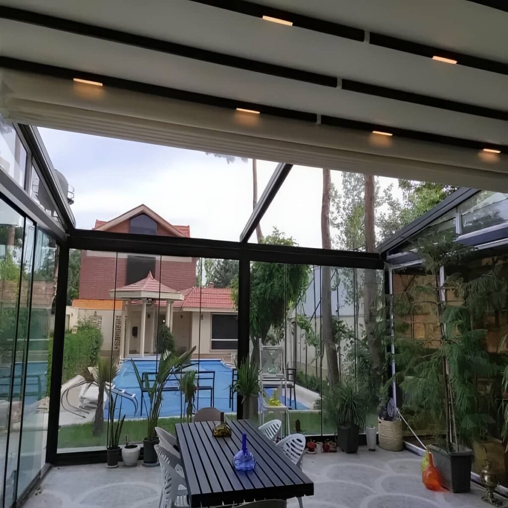 سازه بازویی مینیمال بالای حیاط استراحت کارکنان