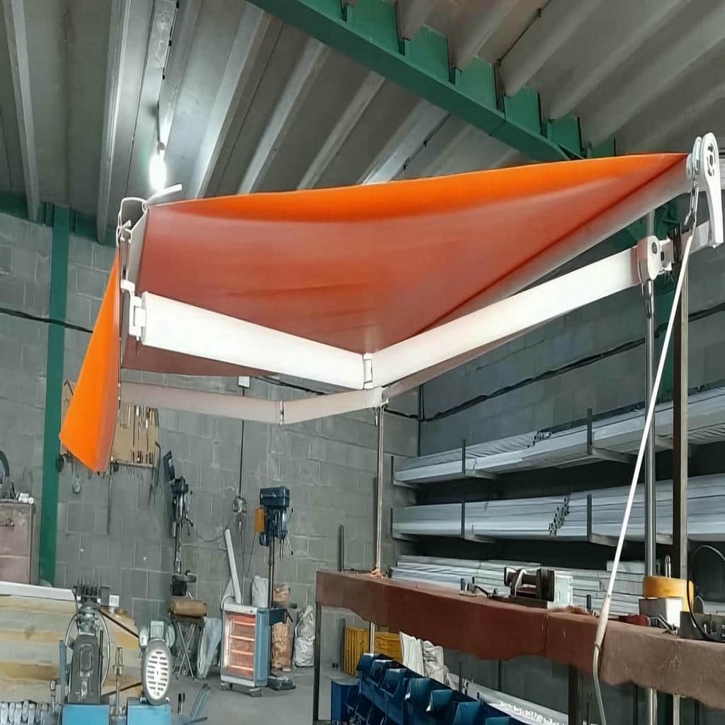 سایبان اتوماتیک با پارچه طوسی کنار پنجره