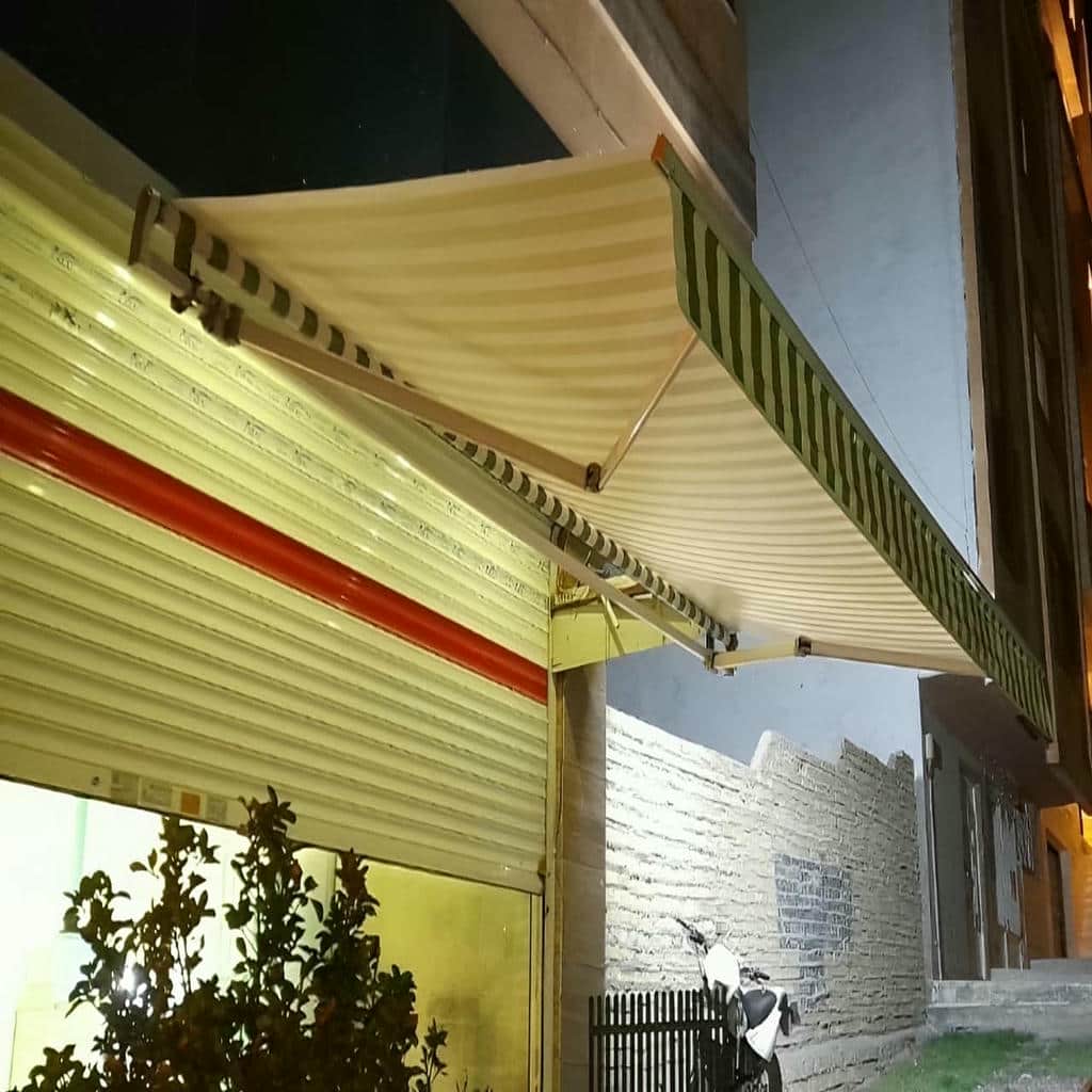 سایبان برقی اتوماتیک کنار نمای آجری در یزد