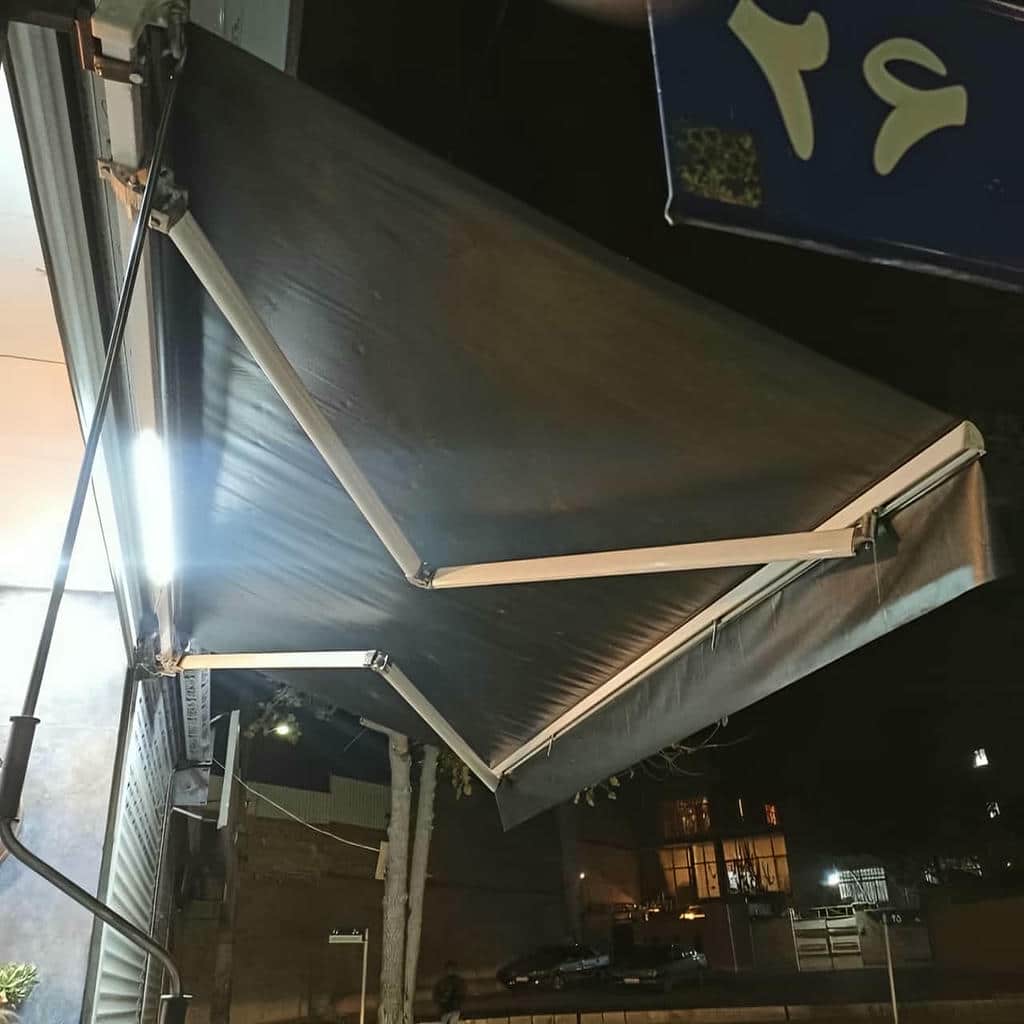 سایبان برقی بازویی برای ورودی مغازه