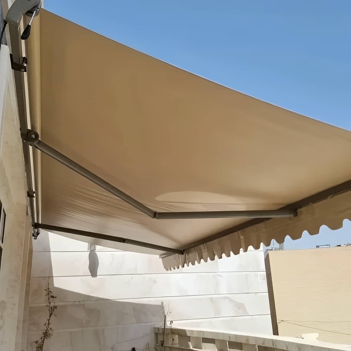 سایبان برقی بازویی نصب شده بر سردر مغازه در استان تهران