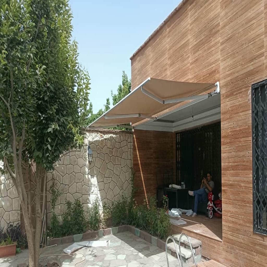 سایبان برقی جمع شده کنار پنجره اداری
