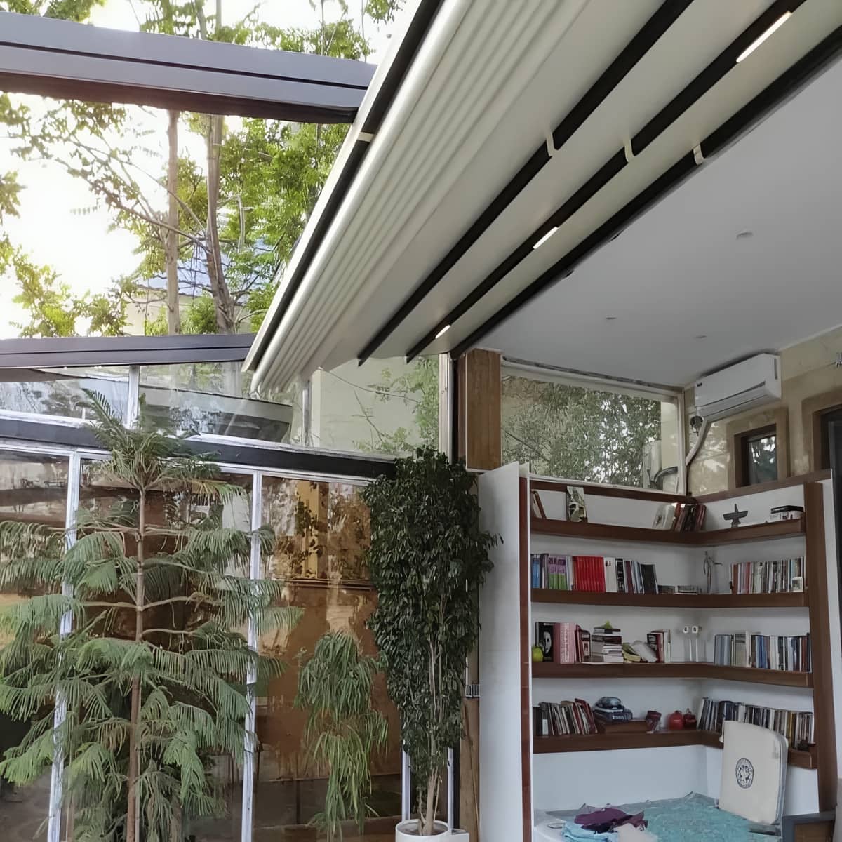 سایبان برقی خاکستری بالای آیفون ورودی در استان فارس