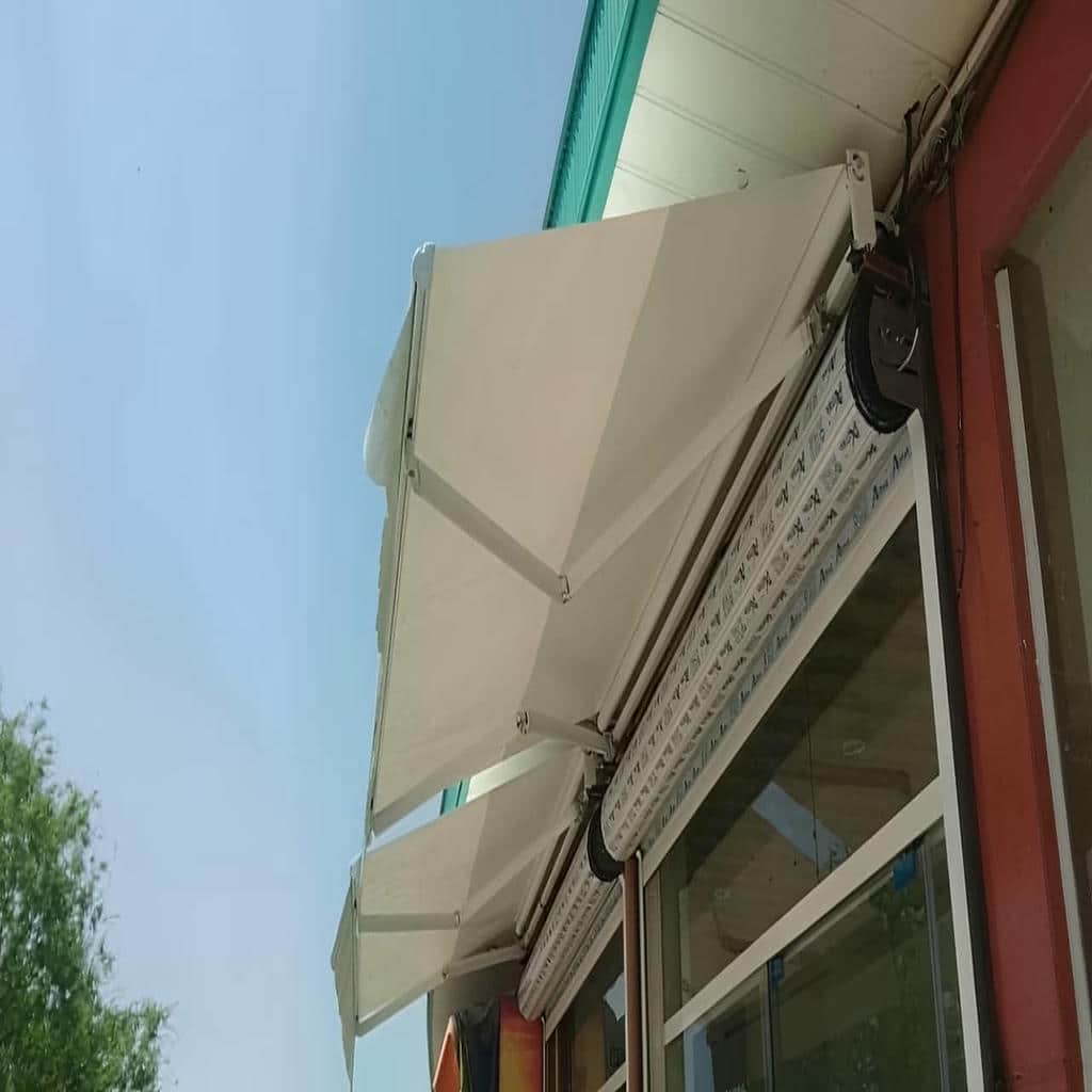 سایبان برقی در گرگان هماهنگ با نمای شیشه ای ساختمان سایبان برقی در گرگان هماهنگ با نمای شیشه ای ساختمان