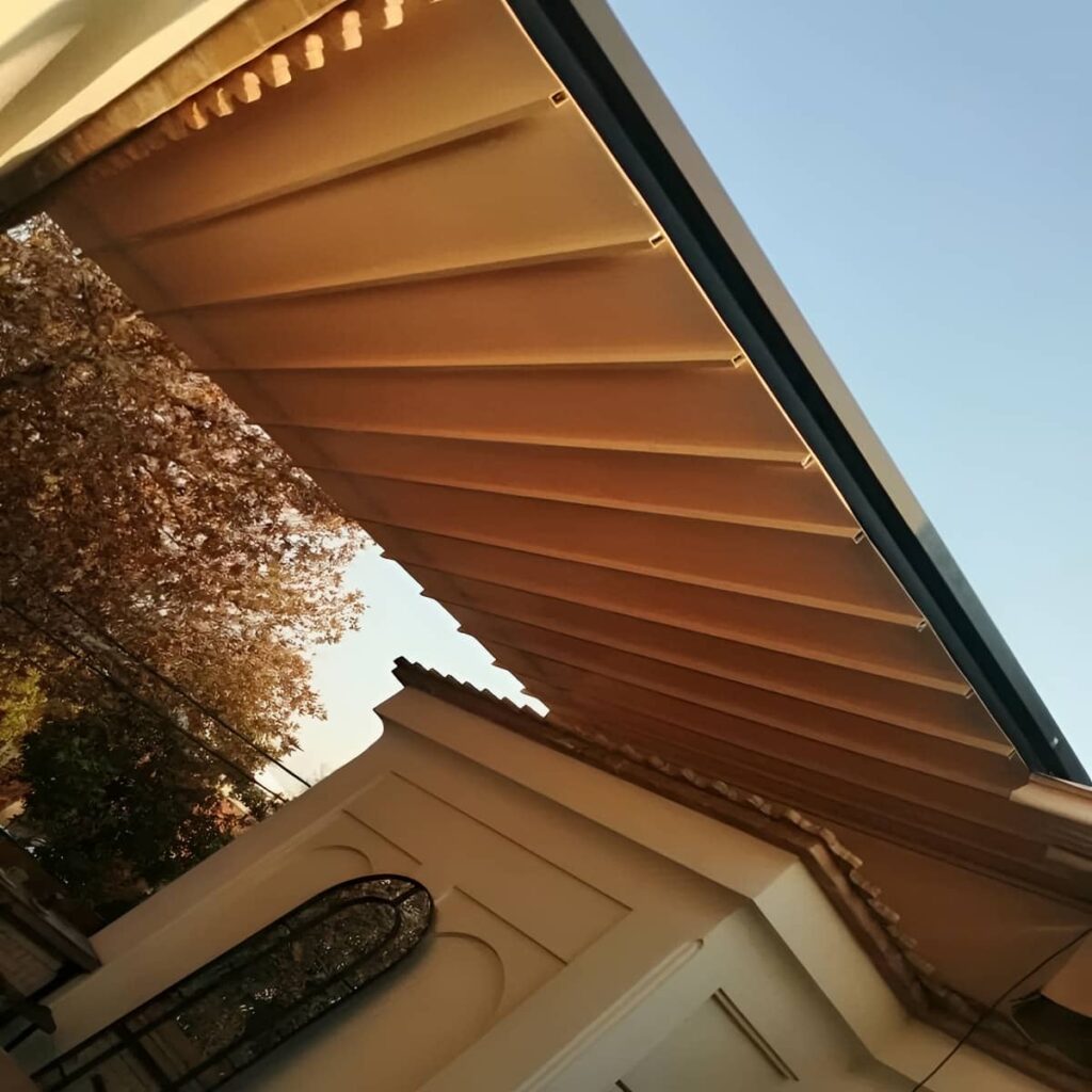 سایبان برقی زیتونی مقابل نمای کلاسیک سنگی