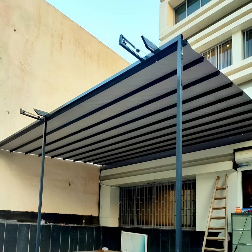 سایبان برقی طوسی زیر پیشانی ساختمان مسکونی قم