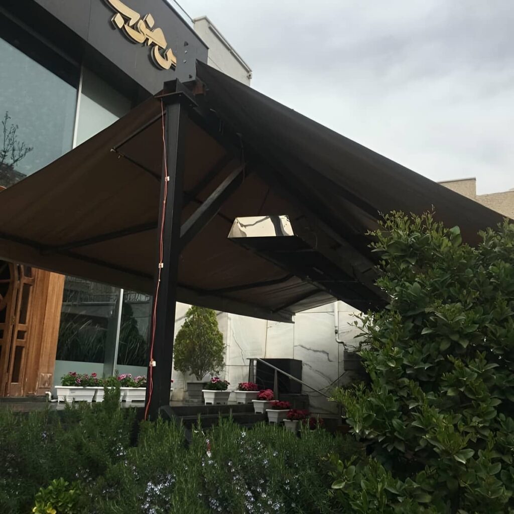 سایبان برقی محوطه اداری با سازه فلزی در استان کرمان