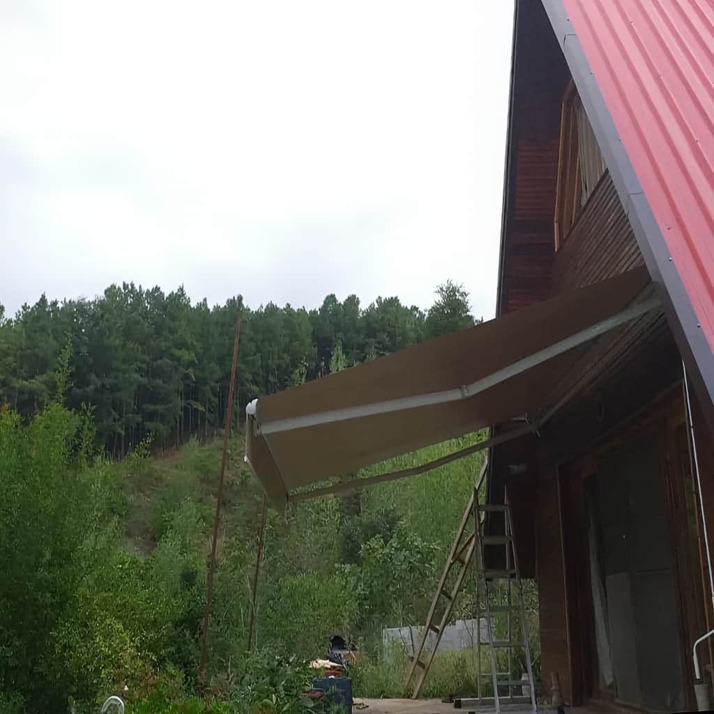 سایبان برقی محوطه باغ با پارچه روشن